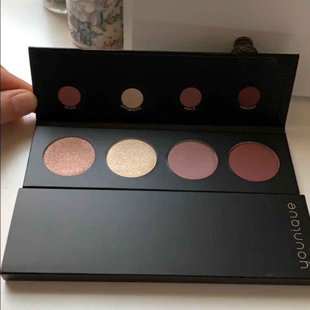 Younique Quad eyeshadow palette